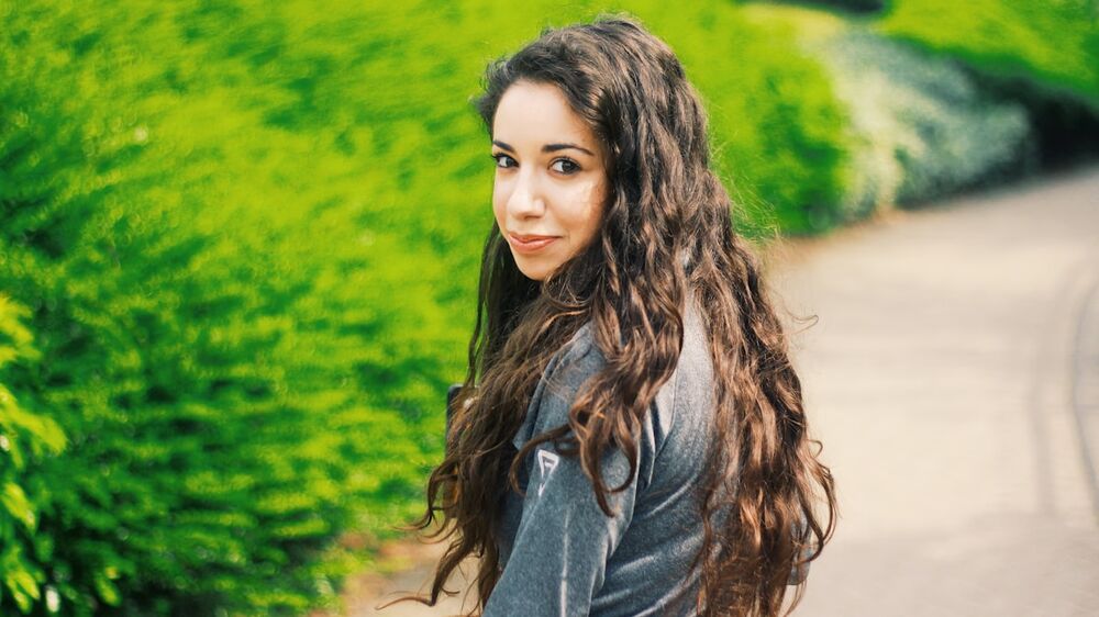 Woman with healthy hair outdoors &mdash; red light therapy for thinning hair