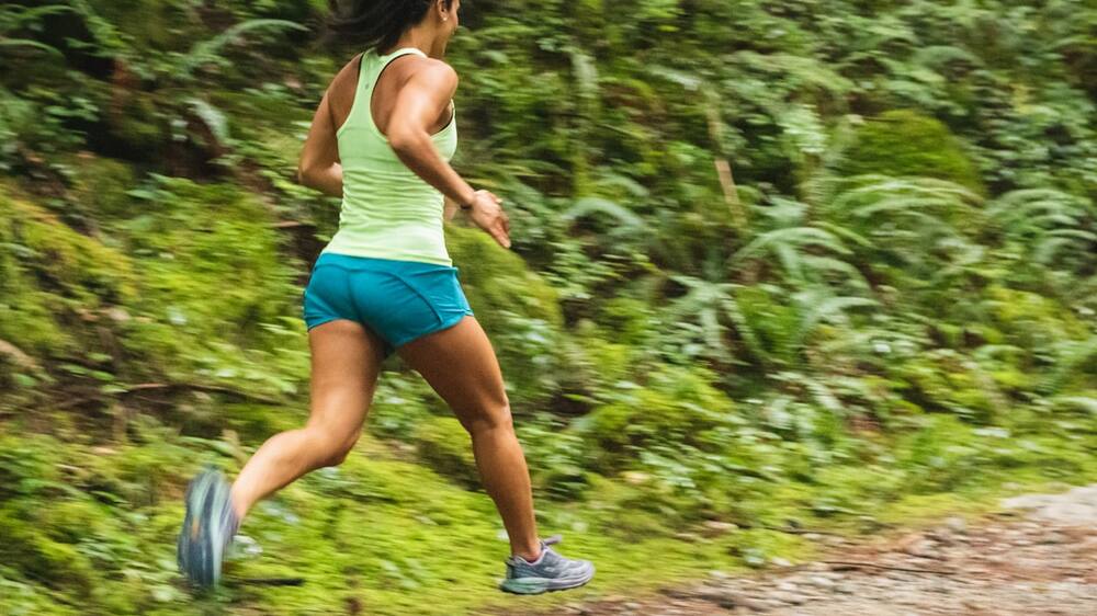 Trail runner in summer green &mdash; red light therapy for metabolism