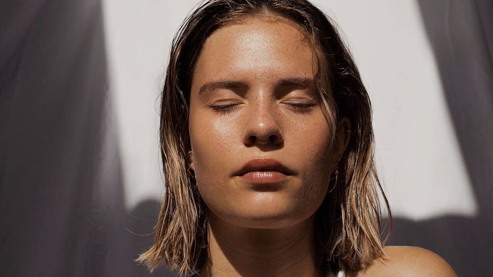 Sun-lit healthy skin &mdash; red light therapy for summer skin